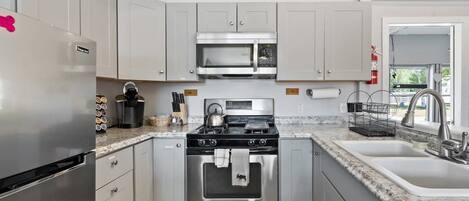 Een koelkast, een microgolfoven, een oven, een kookplaat