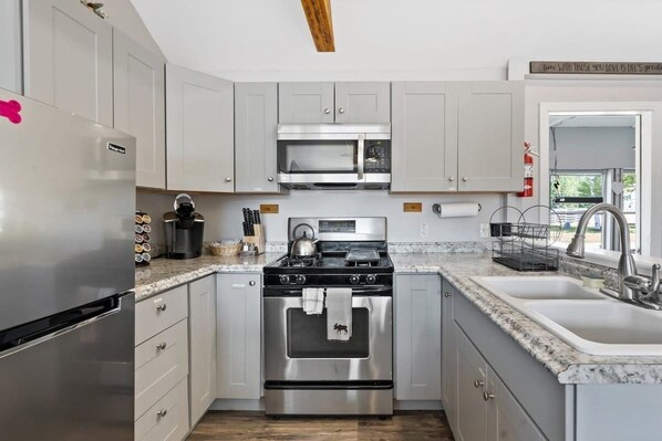 Refrigerador, microondas, horno, placa de cocina