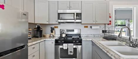 Frigorífico, microondas, horno y placa de cocina