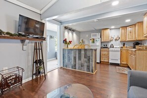 Fridge, microwave, oven, stovetop - Peaceful Cabin Getaway Hot Tub & Mountain Views #5 (Carroll)