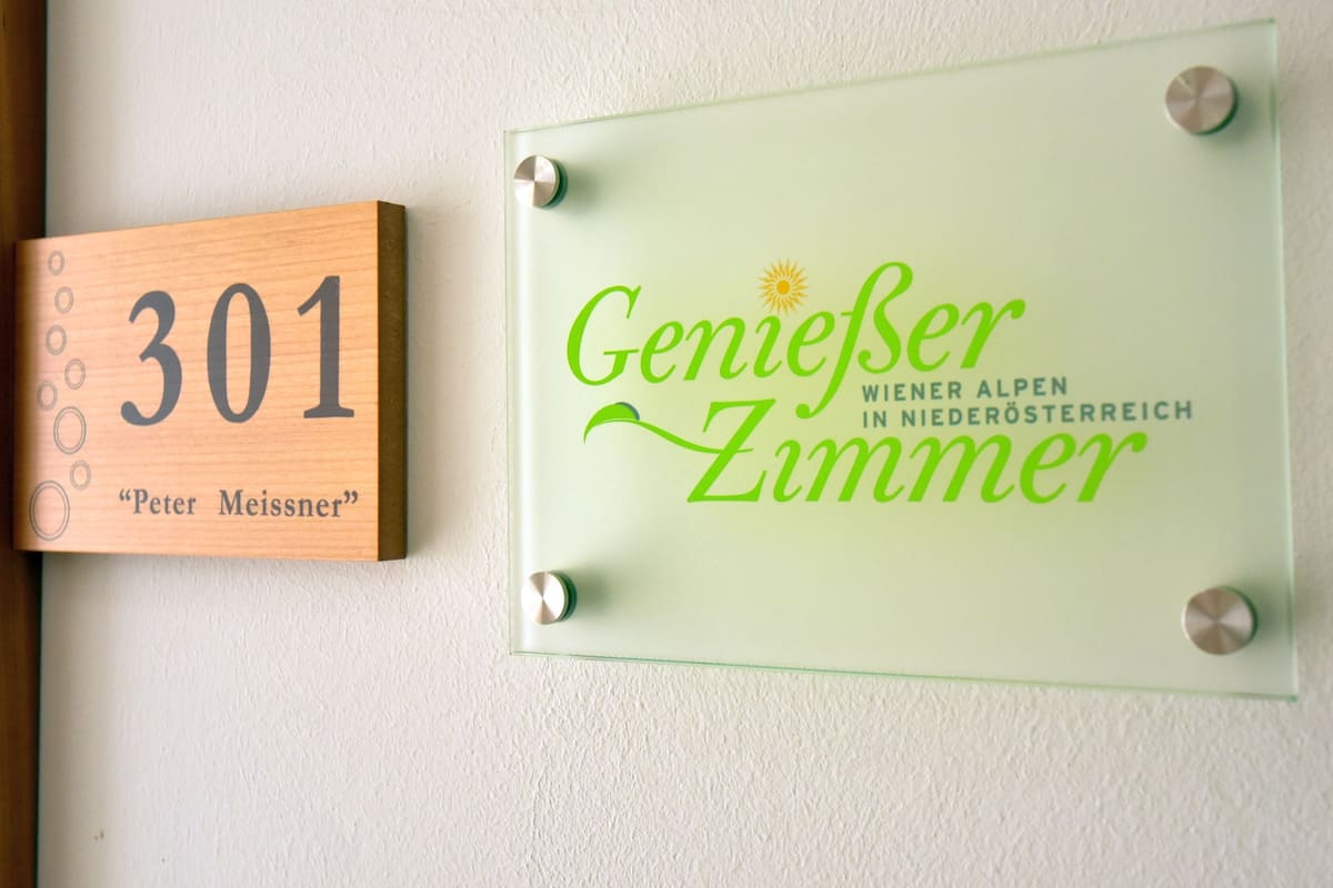 Twee borden: één met het nummer 301 en een ander met de tekst 'Genieser Zimmer' en 'Wiener Alpen in Niederösterreich'.