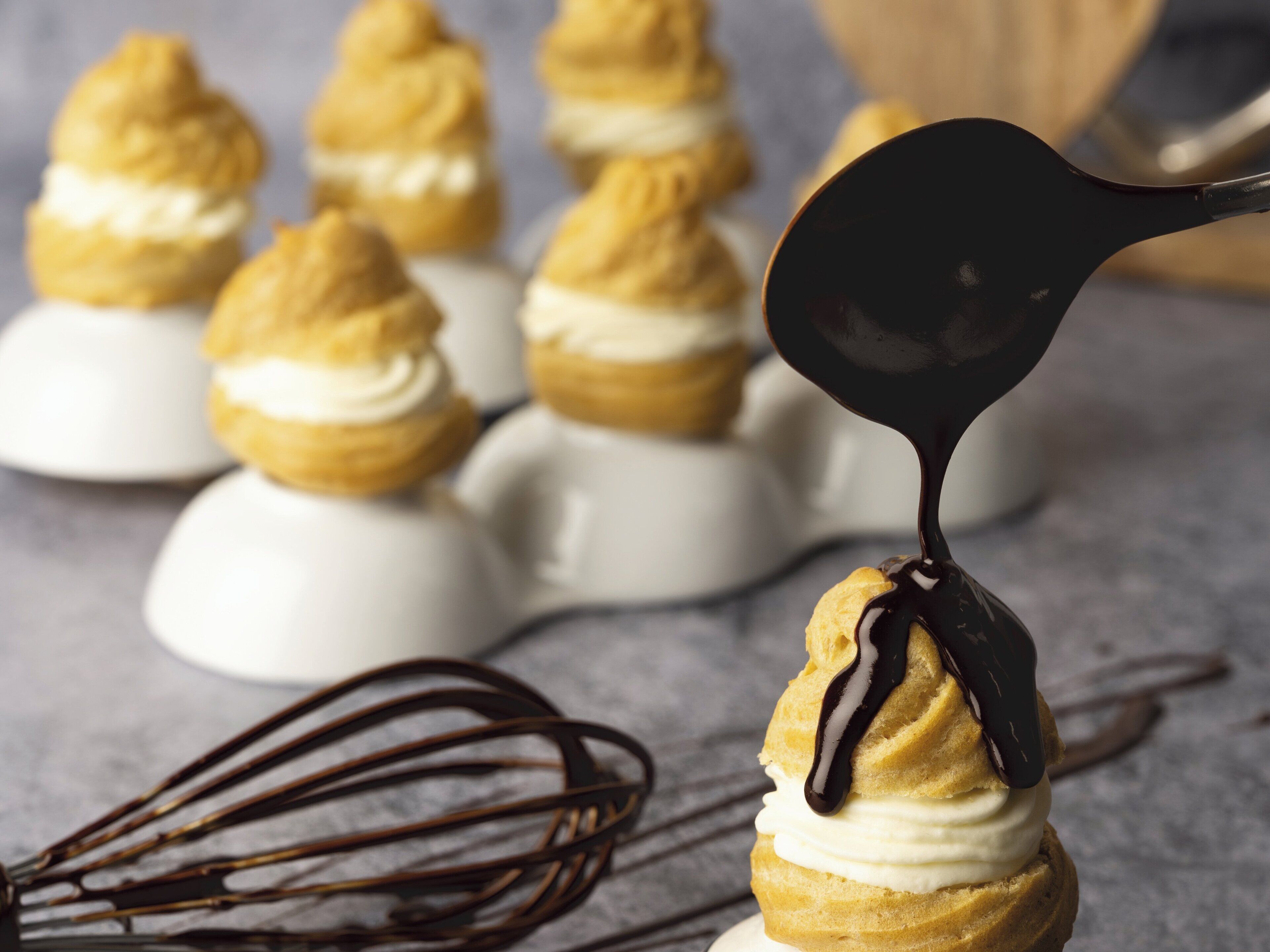 Un postre con crema batida y salsa de chocolate.