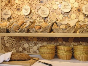 朝食 (ビュッフェ)、毎日提供 (無料)