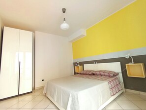 1 Schlafzimmer, Schreibtisch, Bettwäsche