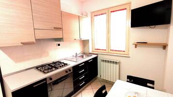 Frigorifero, forno, piano cottura, macchina per tè/caffè