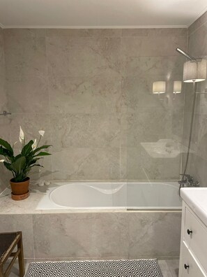 Haartrockner, Bidet, Handtücher, Seife