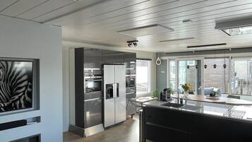 Kylskåp, mikrovågsugn, ugn och spishäll