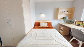 Desk, laptop workspace, free WiFi, bed sheets - Private Ensuite in Stylish Apartment (Lincoln)