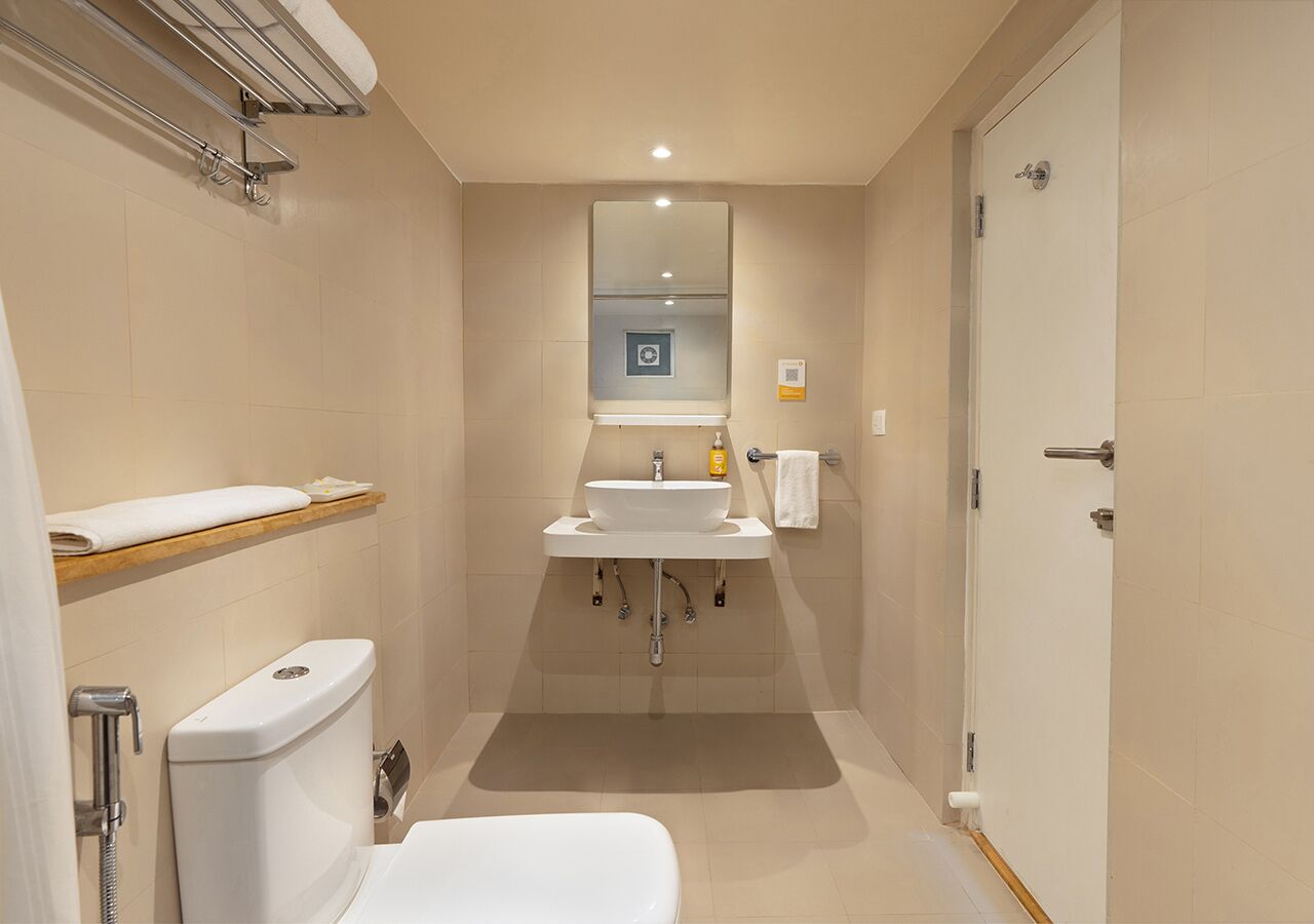 Executive Double Room | Bathroom | Shower, free toiletries, hair dryer, towels