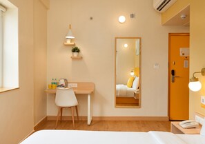 標準雙人房 | 客房內保險箱、書桌、筆電工作空間、熨斗/熨衣板