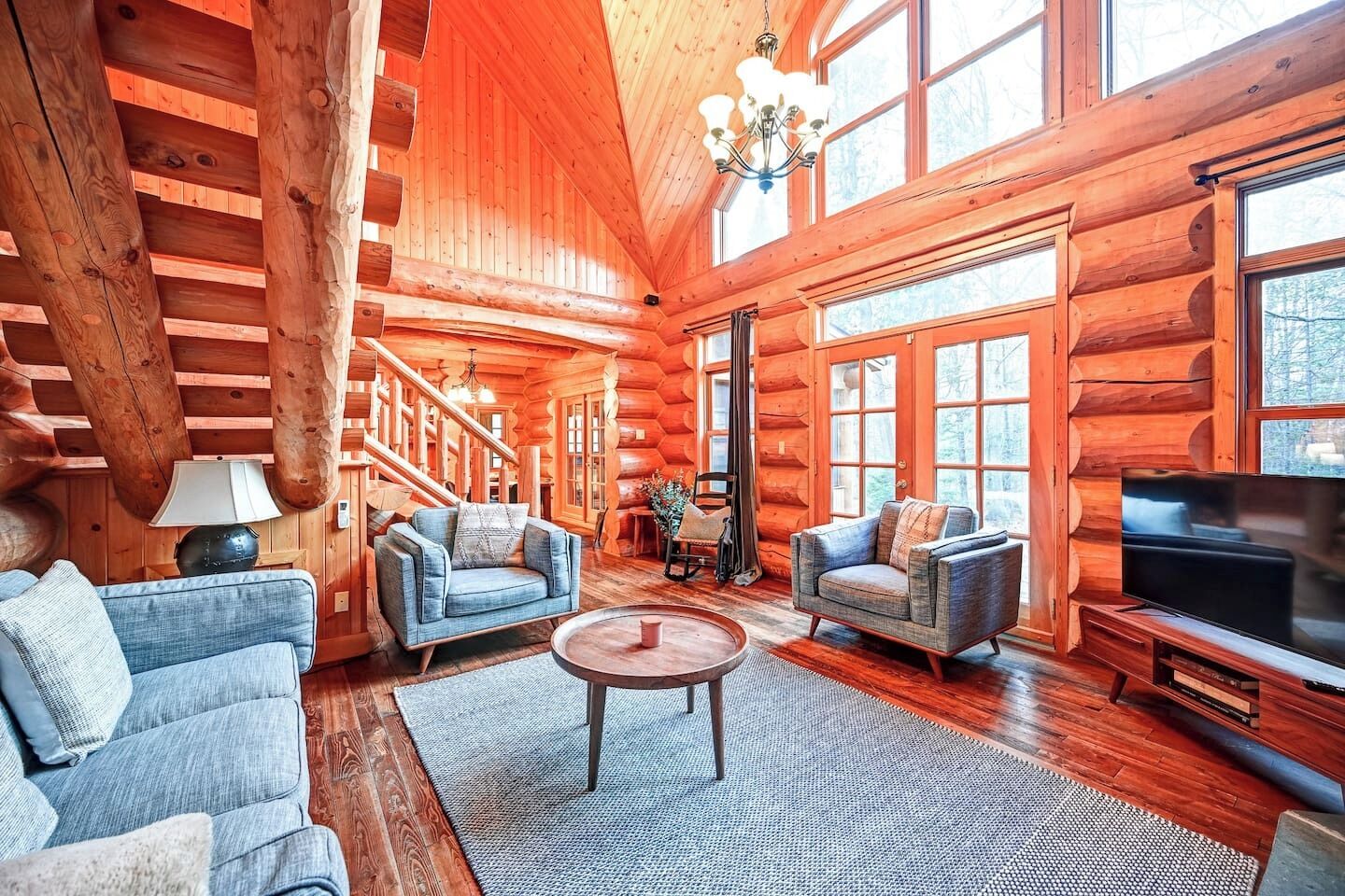 Télévision, cheminée, chaîne hi-fi