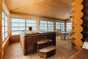 Interior - Serenity / Private Hot Tub & Sauna/ Ski (Mille-Isles)