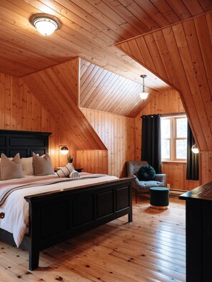 4 bedrooms, desk, WiFi, bed sheets