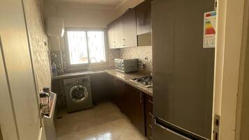 Ofen, Kochgeschirr/Geschirr/Besteck, Esstisch