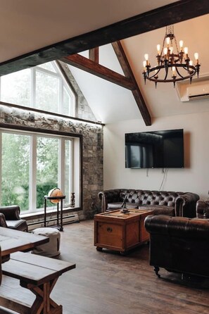 Televisión, chimenea y estéreo 