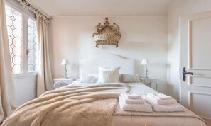 5 bedrooms, desk, iron/ironing board, free WiFi