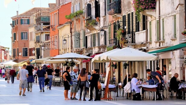 A bustling street with outdoor cafes and people walking. - LUXURY GOTHIC PALAZZO - 340 SQM WITH TERRACE A.C, STEPS FROM ARSENALE & BIENNALE (Venice)