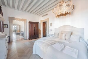 5 bedrooms, desk, iron/ironing board, free WiFi