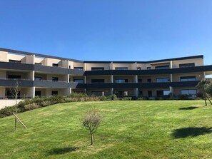 Exterior - Large, quiet T2 (52m²) with terrace. Private parking, beach & shops on foot (Grosseto-Prugna)