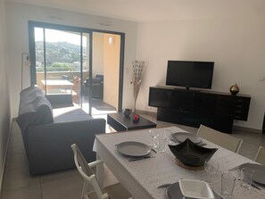 TV - Large, quiet T2 (52m²) with terrace. Private parking, beach & shops on foot (Grosseto-Prugna)