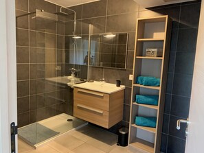 Een douche, een haardroger, handdoeken, zeep