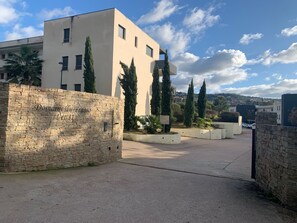 Property grounds - Large, quiet T2 (52m²) with terrace. Private parking, beach & shops on foot (Grosseto-Prugna)