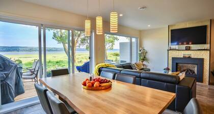 Phénicia House | Waterfront view