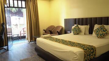 Gallery Double Room | In-room safe, desk, bed sheets
