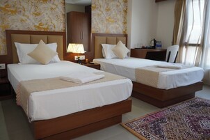 Caja de seguridad en la habitación, escritorio y ropa de cama 