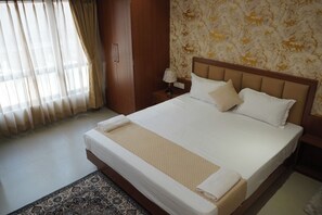 經典雙人房 | 客房內保險箱、書桌、床單