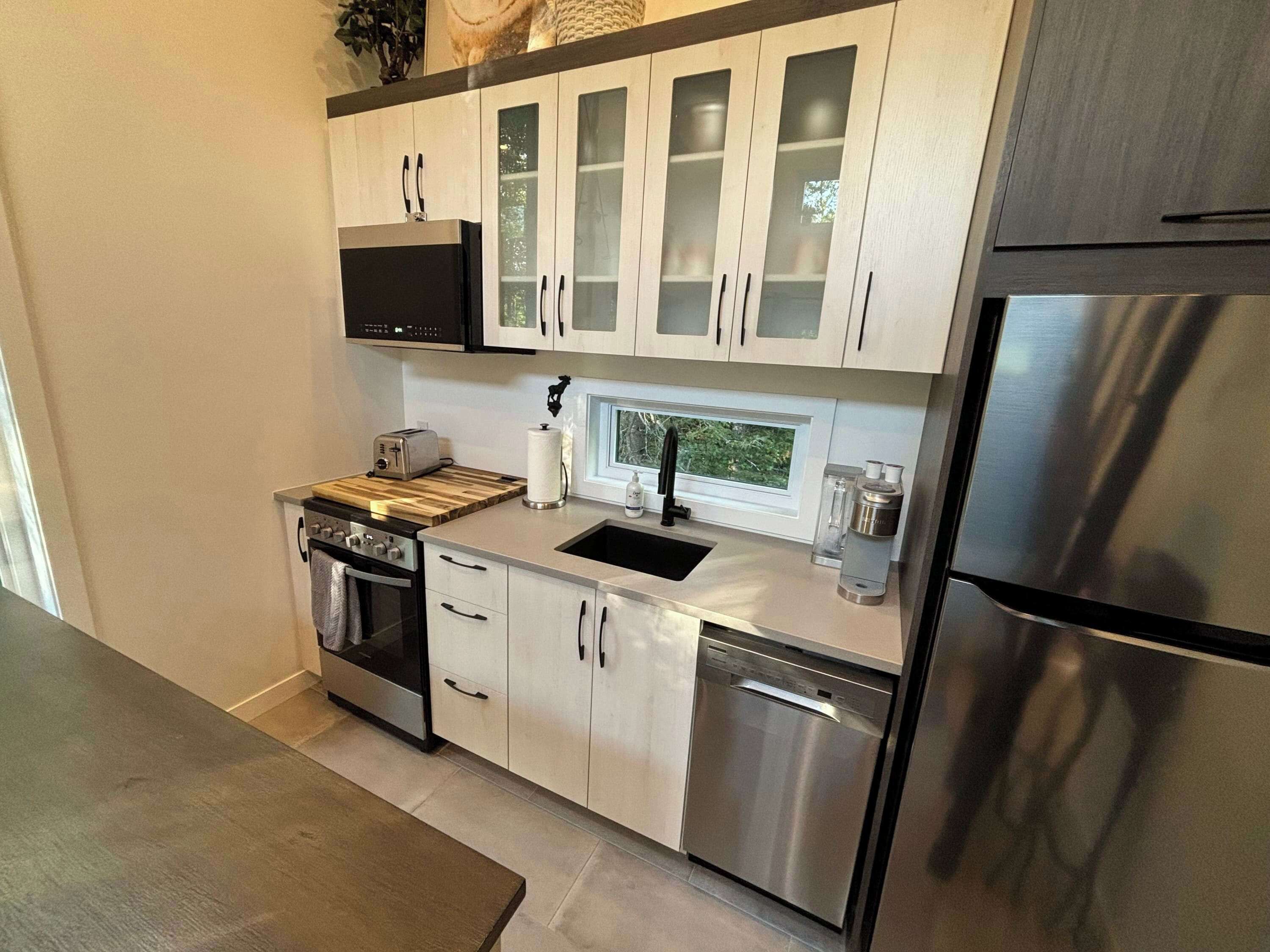 Jääkaappi, mikroaaltouuni, uuni, liesi