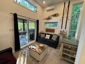 TV, fireplace, stereo - Spa - Chalet Sur Les Sentiers du Pic-Bois (Adstock)