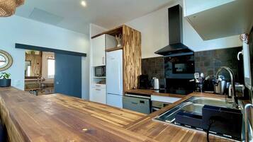 Réfrigérateur, micro-ondes, four, plaque de cuisson