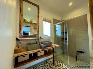 Dusj, hårføner og håndklær