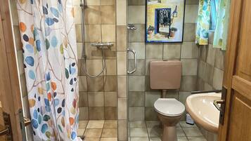 Een haardroger, handdoeken, zeep, toiletpapier