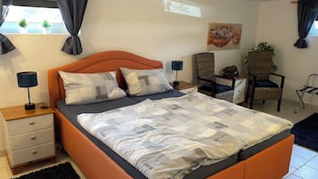 1 slaapkamer, een bureau, een strijkplank/strijkijzer, reisbedje