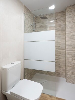 Hair dryer, towels, soap, toilet paper - Apartamentos LA Fuensanta B (Córdoba)