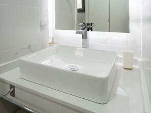 Hair dryer, towels, soap, toilet paper - Apartamentos LA Fuensanta B (Córdoba)