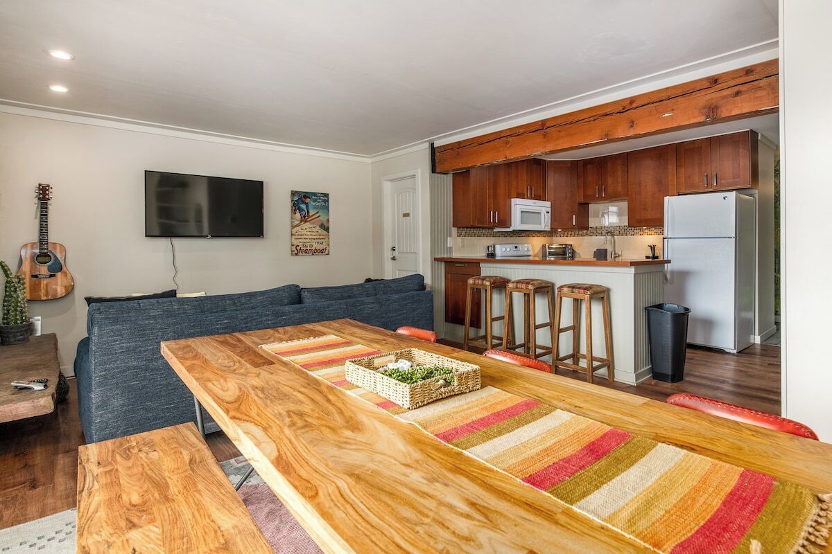 Una cocina moderna con armarios de madera, un microondas y un refrigerador.