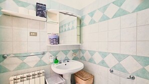 Dusche, Haartrockner, Bidet, Handtücher