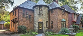 The Castle is back! 4 BR/3.5 BA, Game Room, Jacuzzi Bathtub! 1 mile from UT!