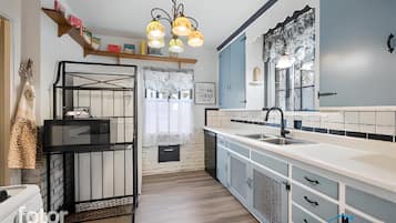 Køleskab, mikrobølgeovn, ovn, kogeplade