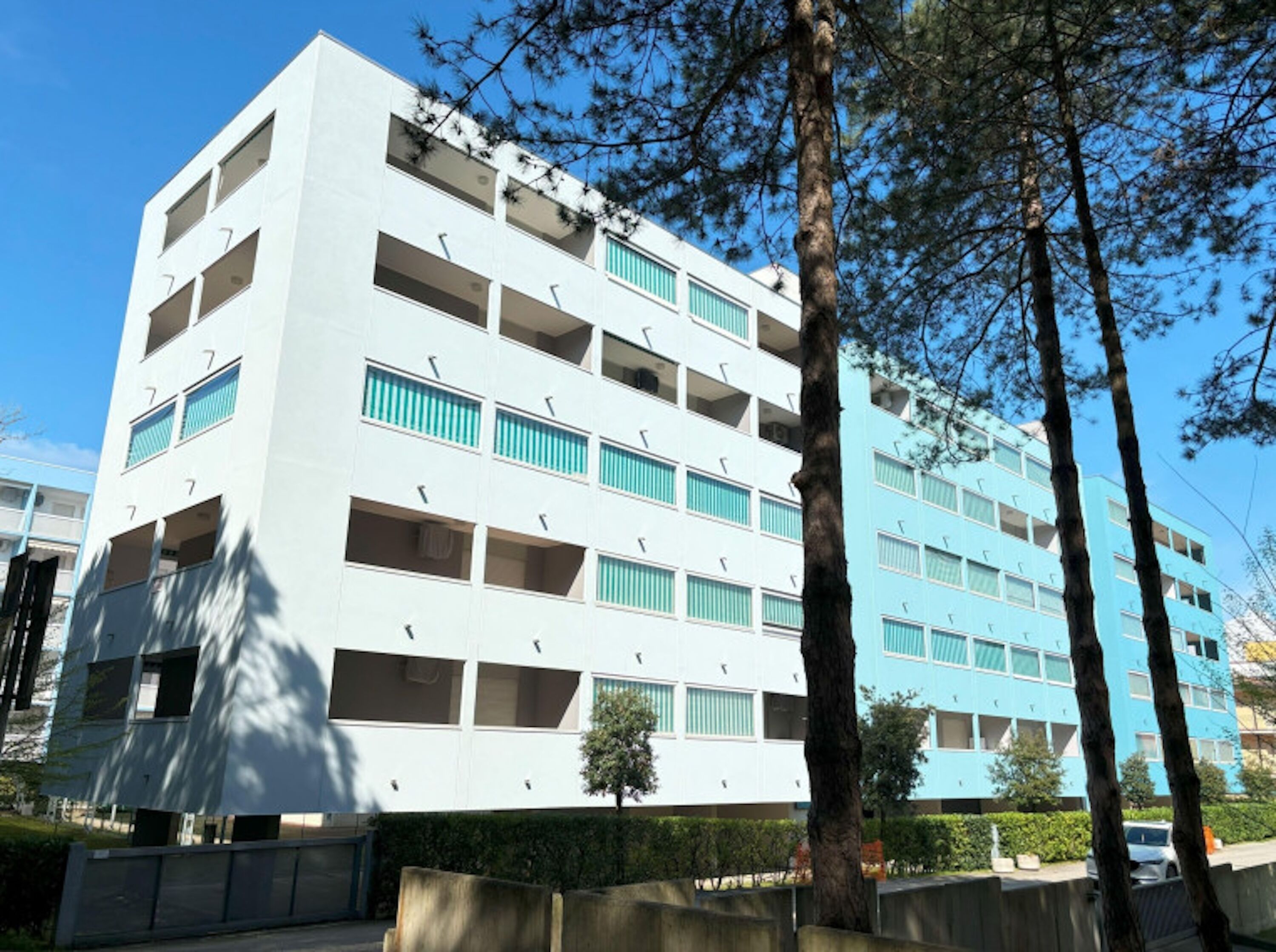 Un immeuble à plusieurs étages, doté de balcons et présentant un style architectural moderne.