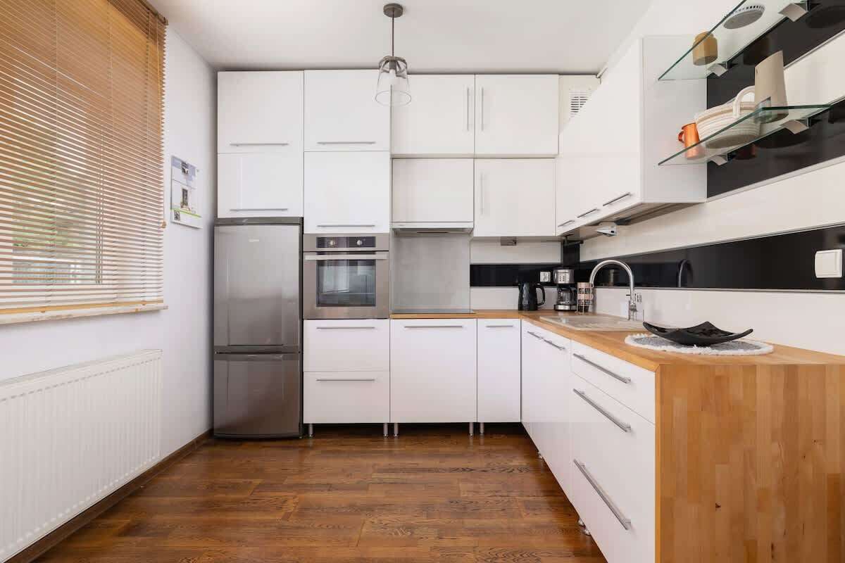 Fridge, oven, stovetop, coffee/tea maker