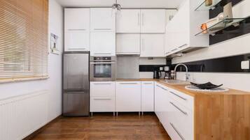 Fridge, oven, stovetop, coffee/tea maker