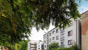 Un edificio residencial de varios pisos, con balcones y fachada de ladrillo.