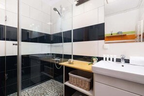 Douche, sèche-cheveux, serviettes fournies