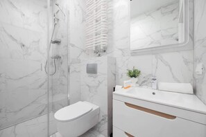 Shower, hair dryer, towels - Sierakowskiego 4 | Contemporary Apartment | WiFi (Warszawa)