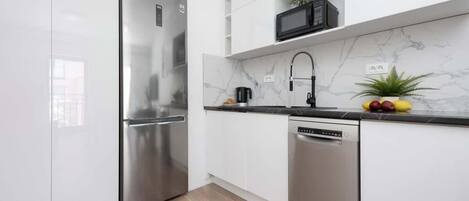 Kühlschrank, Mikrowelle, Herdplatte, Geschirrspüler