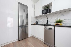 Fridge, microwave, stovetop, dishwasher